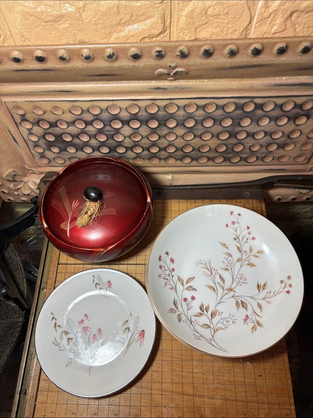 Meito Japan Porcelain Set 3 Shallow Bowls, 1 Sm Plate, Burgundy Lacquerware Box